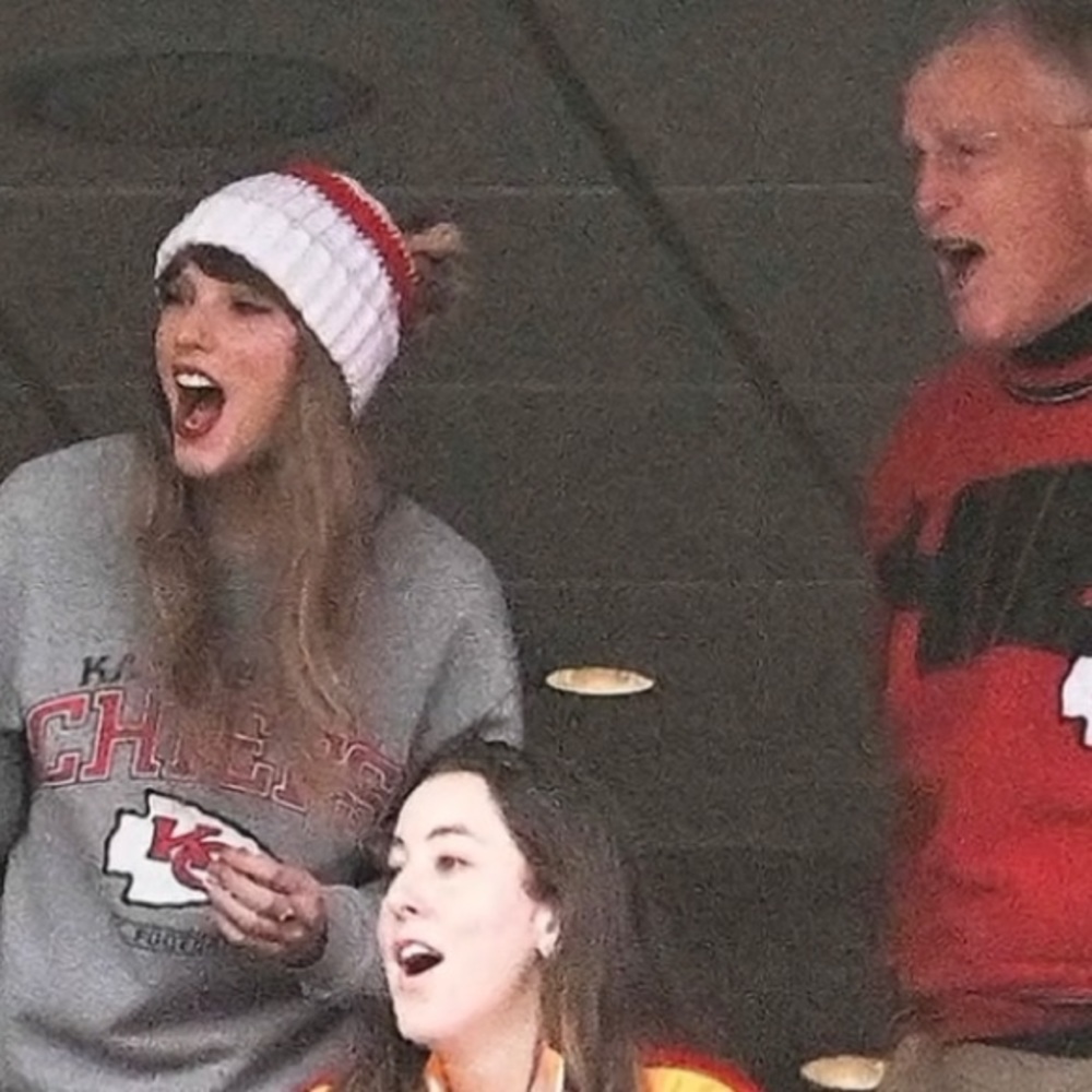 Taylor Swift wore this exact style vintage sweatshirt to support her man Travis.